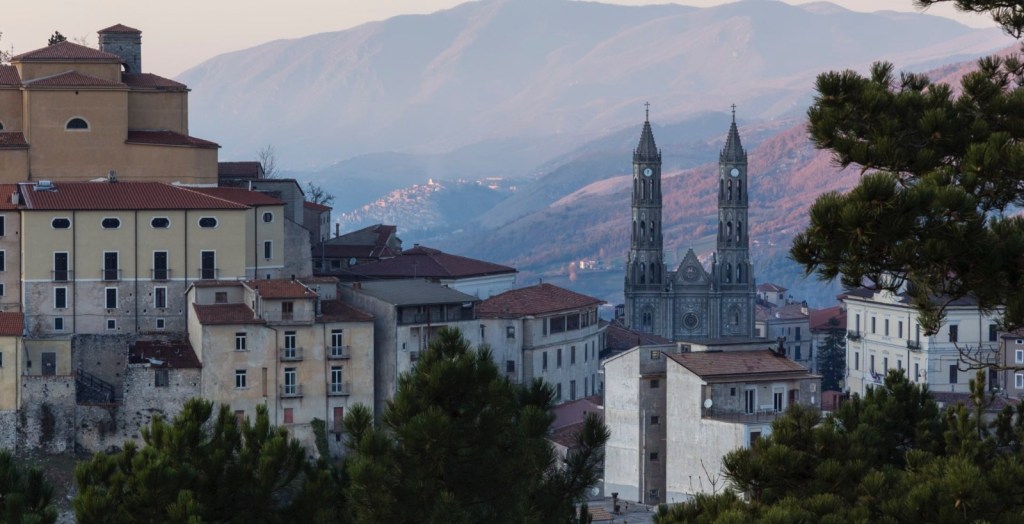 La Chiesa di Sant'Anna di Montesano sulla Marcellana al tramonto.